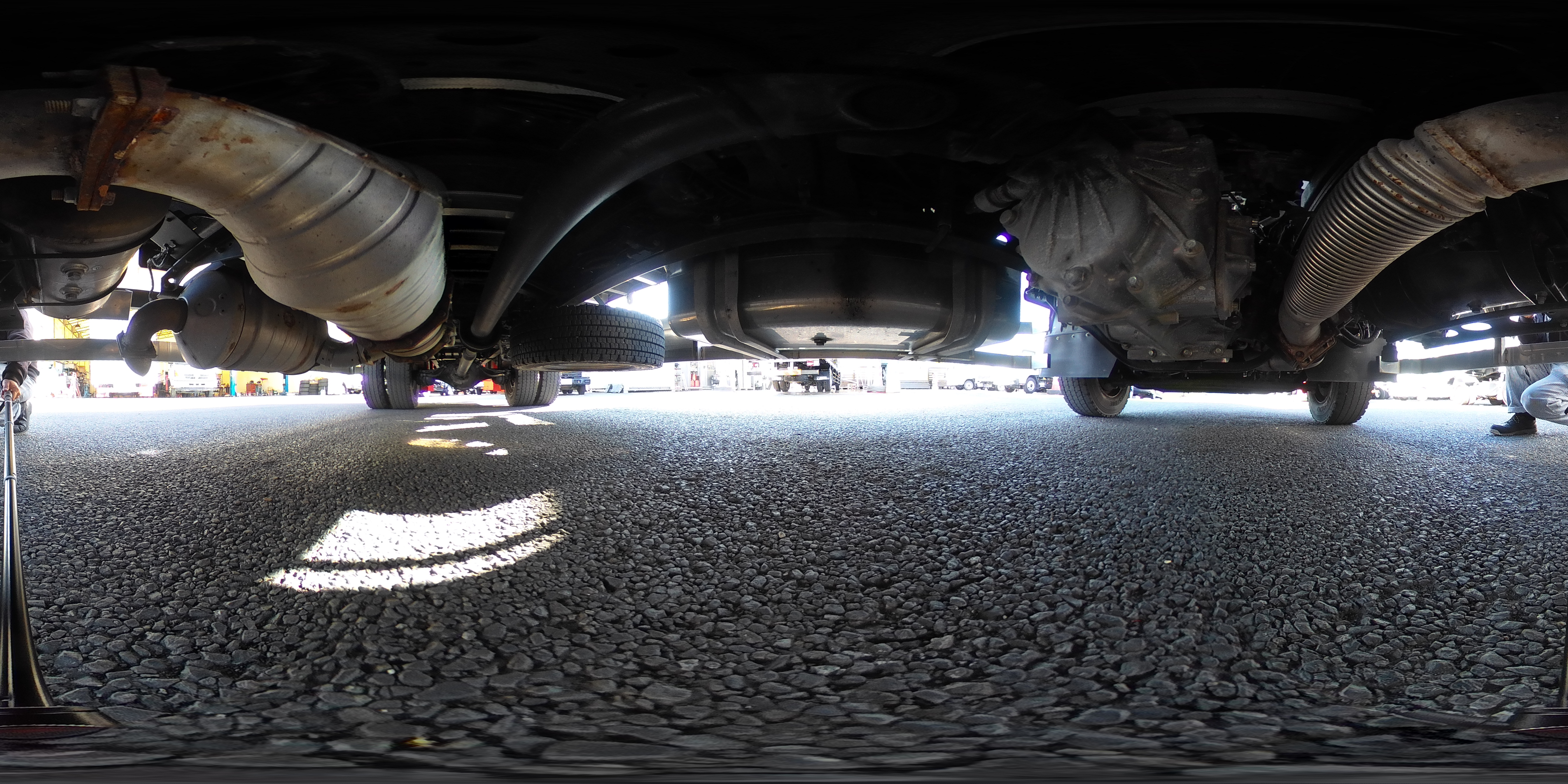 ファイター　増トン　「標準幅　ベッド付き」　平ボディー　アルミブロック　ヤマダボディー製造りボディー　セイコーラック　リーフサス　積載７８００ｋｇ　約６．１ｍ長　三方開　ルーフキャリア　鳥居シマ板張り＆ラダー付き　スタンション穴　床フック　バックカメラ　坂道発進補助　ＨＩＤヘッドライト　フォグランプ　オートエアコン　衝突軽減ブレーキ　車線逸脱警報　６速ＭＴ！0