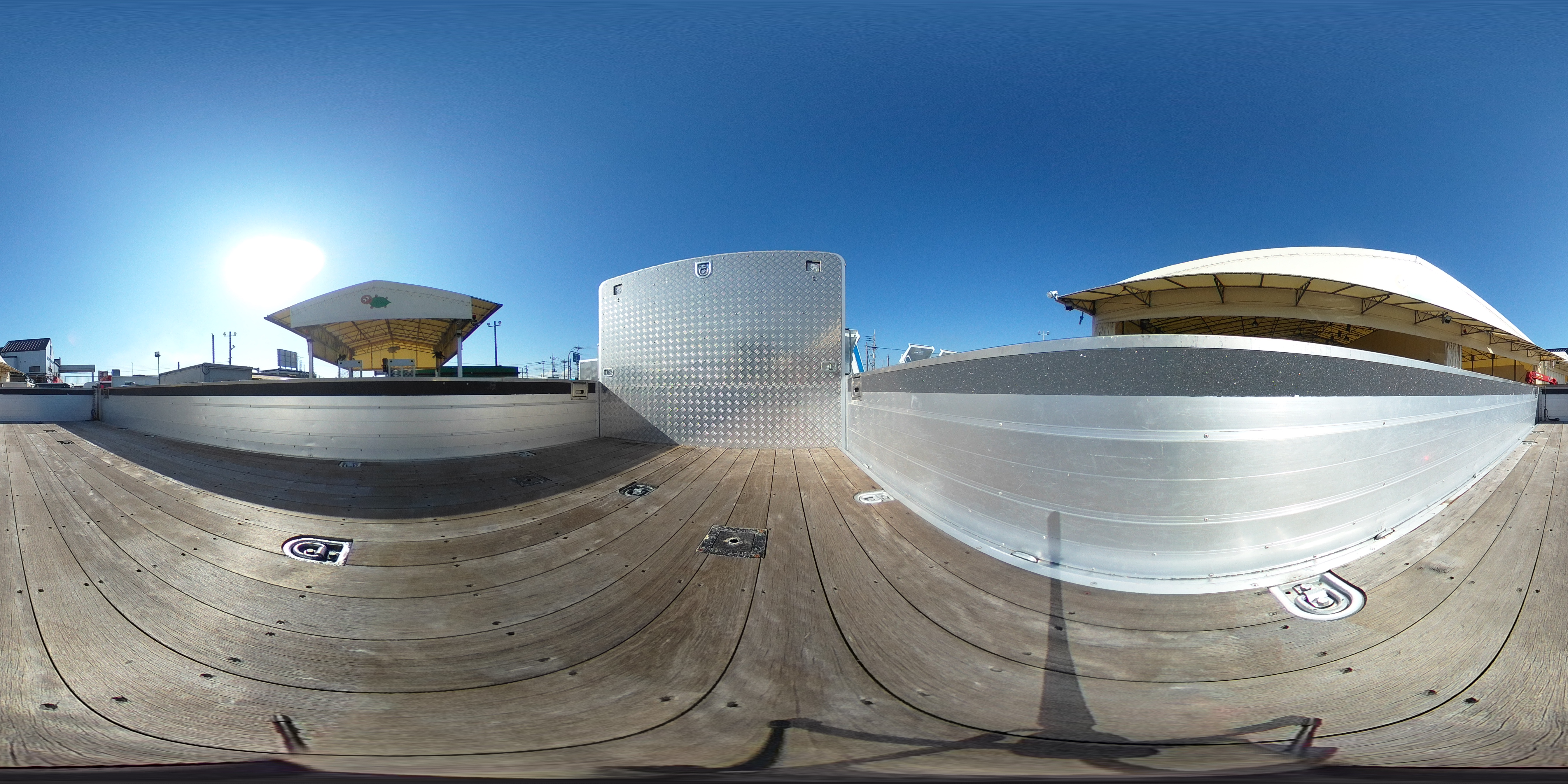 ファイター　増トン　「標準幅　ベッド付き」　平ボディー　アルミブロック　ヤマダボディー製造りボディー　セイコーラック　リーフサス　積載７８００ｋｇ　約６．１ｍ長　三方開　ルーフキャリア　鳥居シマ板張り＆ラダー付き　スタンション穴　床フック　バックカメラ　坂道発進補助　ＨＩＤヘッドライト　フォグランプ　オートエアコン　衝突軽減ブレーキ　車線逸脱警報　６速ＭＴ！2