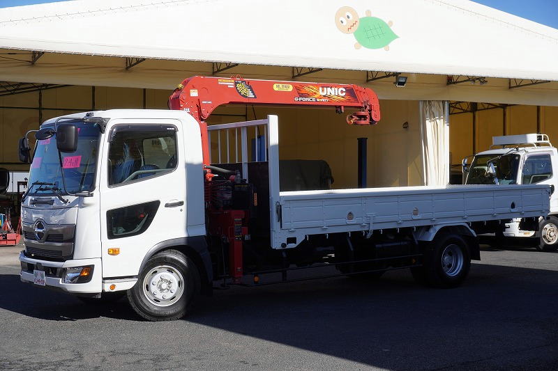 レンジャー　４トン　「ベッドレス」　４段クレーン　積載２４００ｋｇ　古河ユニック製　５．４ｍ長　ラジコン　フックイン　２．９３ｔ吊　セイコーラック　ロープ穴３対　坂道発進補助　衝突軽減ブレーキ　車線逸脱警報　６速ＭＴ！フロント画像