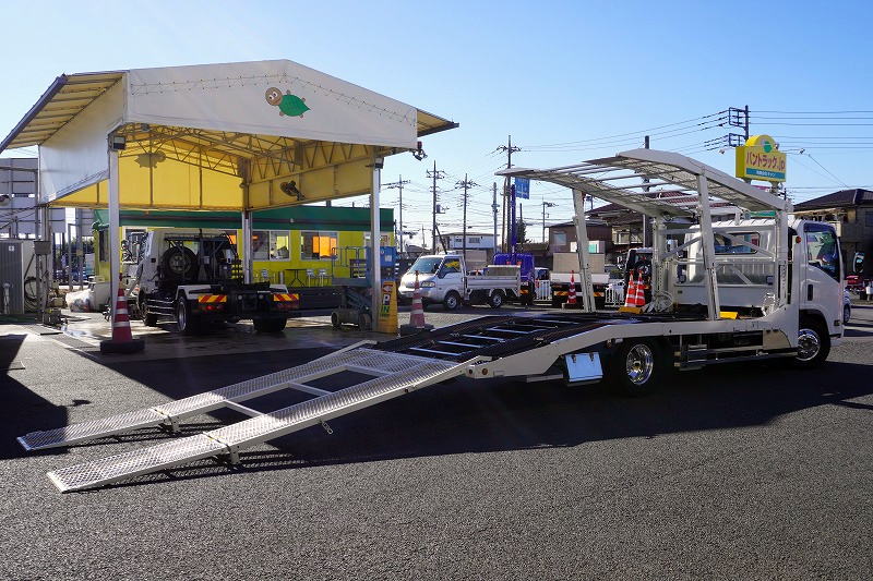 エルフ　「ワイド超ロング」　キャリアカー　２台積　古河ユニック製　積載３５００ｋｇ　ウインチ　油圧リアゲート　ラジコン　バックカメラ　社外ナビ　ＥＴＣ２．０　左電格ミラー　坂道発進補助　フォグランプ　アルミホイール　６速ＭＴ！　車検「Ｒ８年１１月まで！」フロント画像