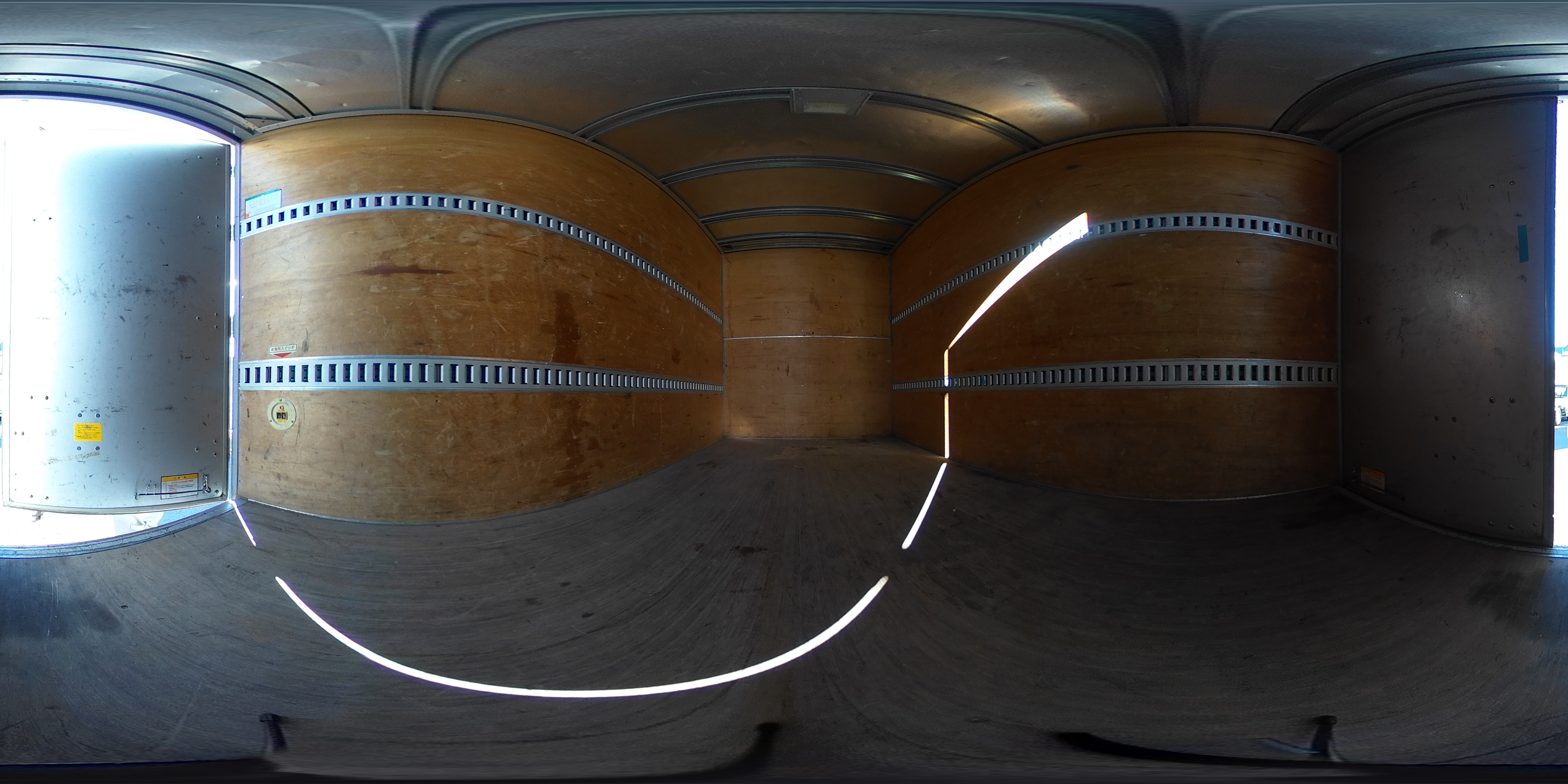 エルフ　１０尺　アルミバン　積載２０００ｋｇ　ラッシング２段　左電格ミラー　バックカメラ　ＥＴＣ２．０　社外ナビ　９０度ストッパー　フォグランプ　全低床　日本フルハーフ製　ＡＴ車！2