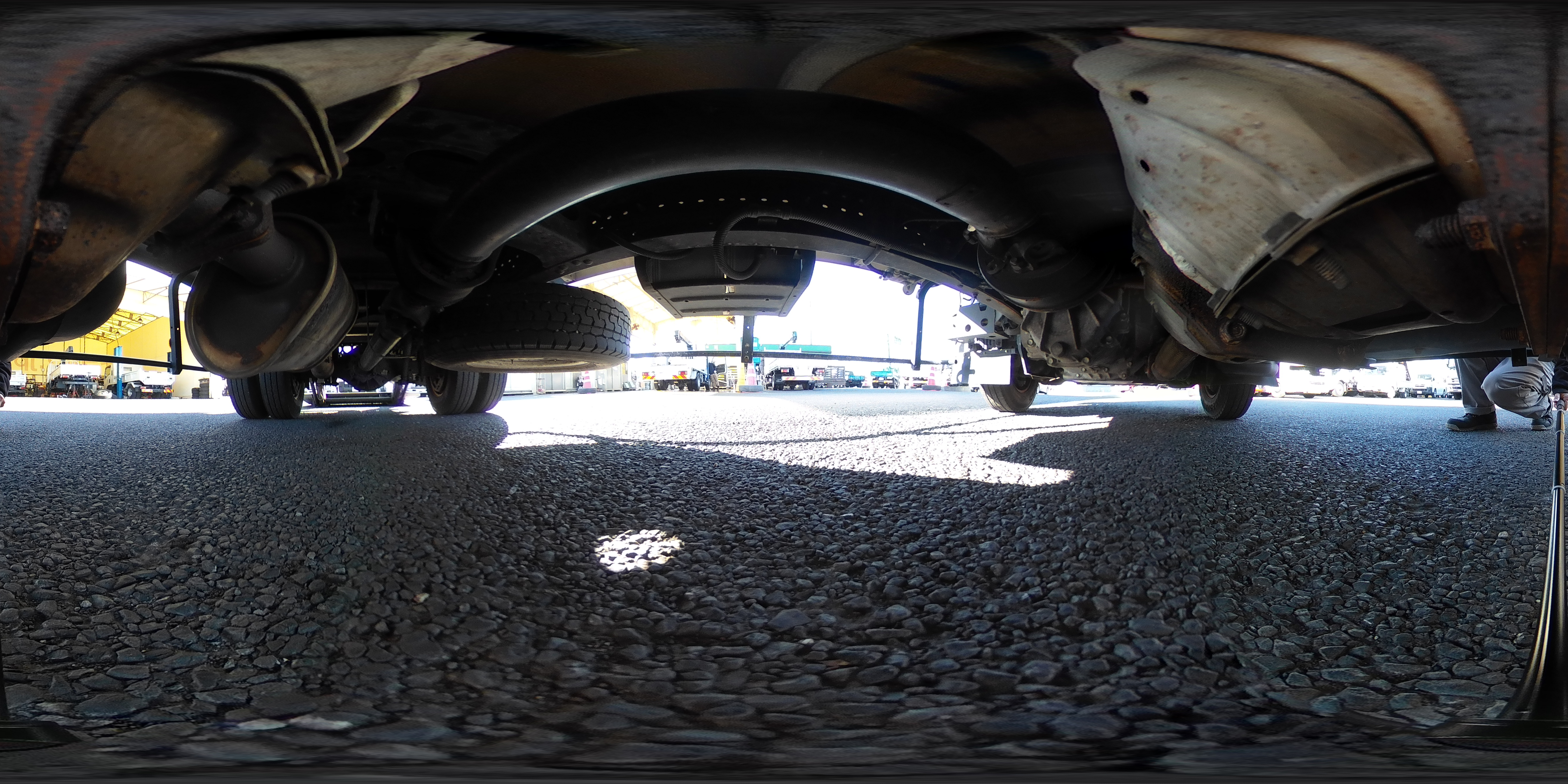 エルフ　「標準幅　ロング」　アルミバン　積載２６５０ｋｇ　跳ね上げ式パワーゲート　ラッシング２段　左電格ミラー　坂道発進補助　バックカメラ　ＥＴＣ２．０　フォグランプ　日本フルハーフ製　６速ＭＴ！1