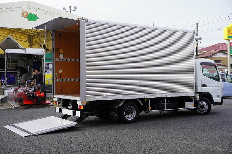 キャンター　「ワイドロング」　アルミバン　積載２０００ｋｇ　サイドドア　跳ね上げ式パワーゲート　ラッシング２段　ラジコン　左電格ミラー　坂道発進補助　バックカメラ　ＥＴＣ　スマートキー　ＬＥＤヘッドライト＆フォグランプ　衝突軽減ブレーキ　車線逸脱警報　日本フルハーフ製　５速ＭＴ！フロント画像