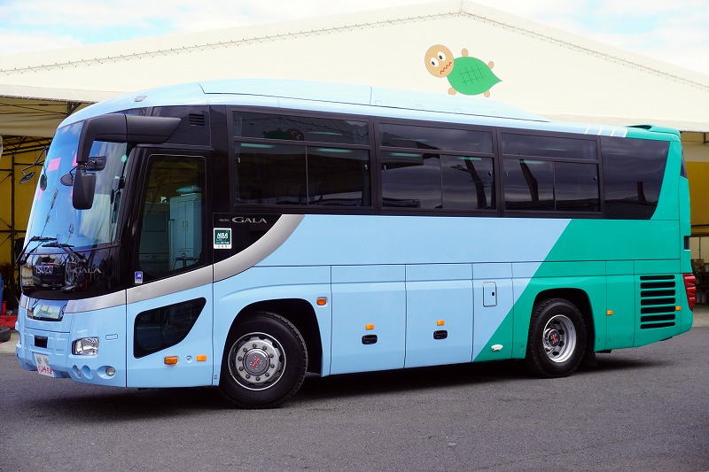 いすゞ　ガーラ　ハイデッカー９　「ショート」　観光バス　２９人乗り　１ドア　自動ドア　総輪エアサス　リターダー　リア４脚サロンシート　貫通式トランク２列　格納式後席用モニター２箇所　冷蔵庫　湯沸器　ルームラック　ガイド席　モケットシート　バックカメラ　ＥＴＣ２．０　衝突軽減ブレーキ　車線逸脱警報　６速ＭＴ！