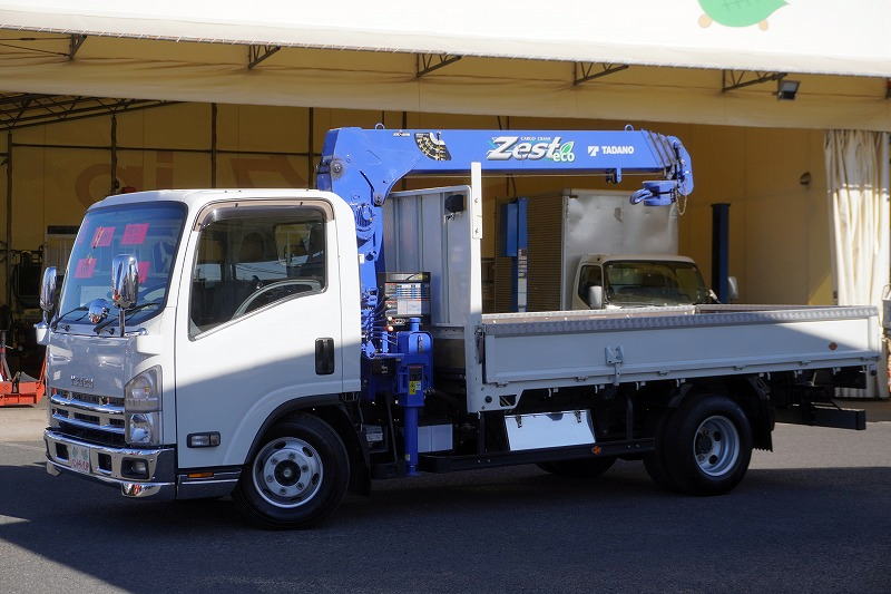 エルフ　「ワイドロング」　４段クレーン　積載３０００ｋｇ　タダノ製　ラジコン　フックイン　２．９３ｔ吊　セイコーラック　鳥居シマ板張り　床フック３対　左電格ミラー　坂道発進補助　バックカメラ　ＥＴＣ　アオリ上部プロテクター付き　鳥居ツノ出し　メッキパーツ　フォグランプ　６速ＭＴ！フロント画像