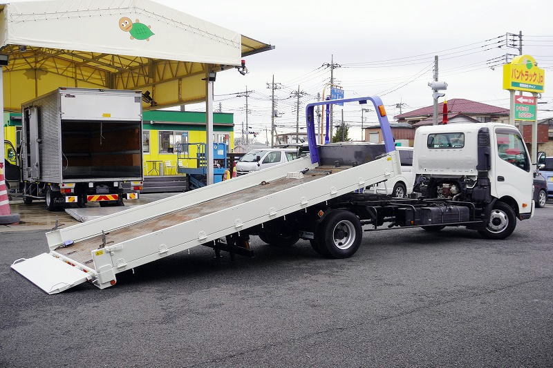 デュトロ　「ワイド超ロング」　セーフティーローダー　一般用　タダノ製　積載３０００ｋｇ　左右アオリ付き　ウインチ　ラジコン無し　手動リアゲート　床フック５対　三方開　左電格ミラー　坂道発進補助　フォグランプ　ＥＴＣ２．０　社外ナビ　６速ＭＴ！フロント画像