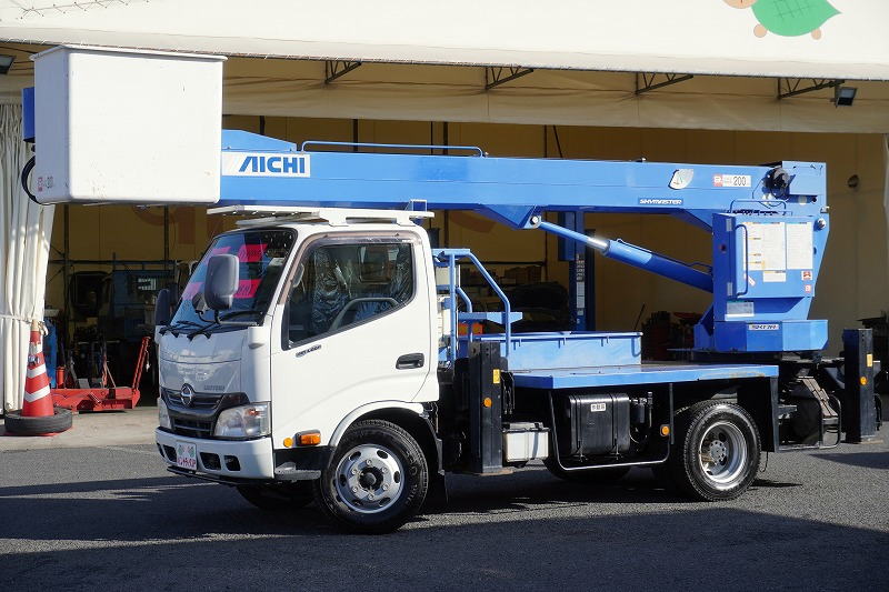 デュトロ　高所作業車　アイチ製（ＳＫ１７Ａ）　最大地上高１７．１ｍ　ＦＲＰバケット　バケット積載荷重２００ｋｇ　積載１５０ｋｇ　アワーメーター：２１１２ｈ　ブーム自動格納　ジョイスティックタイプ　左電格ミラー　坂道発進補助　ＥＴＣ　電動パーキングブレーキ　６速ＭＴ！フロント画像