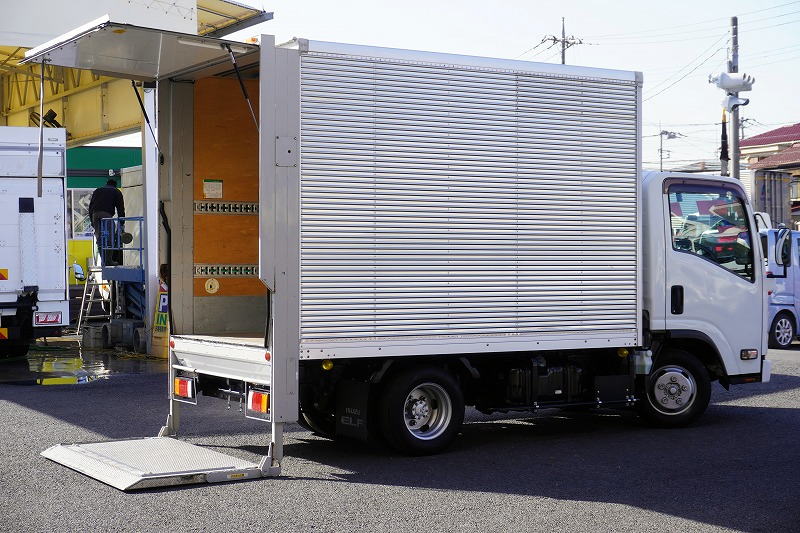 エルフ　１０尺　アルミバン　積載１８５０ｋｇ　跳ね上げ式　垂直パワーゲート　サイドドア　ラッシング２段　左電格ミラー　バックカメラ　社外ナビ　ＥＴＣ　フォグランプ　全低床　ＡＴ車！準中型（５トン限定）免許対応！フロント画像
