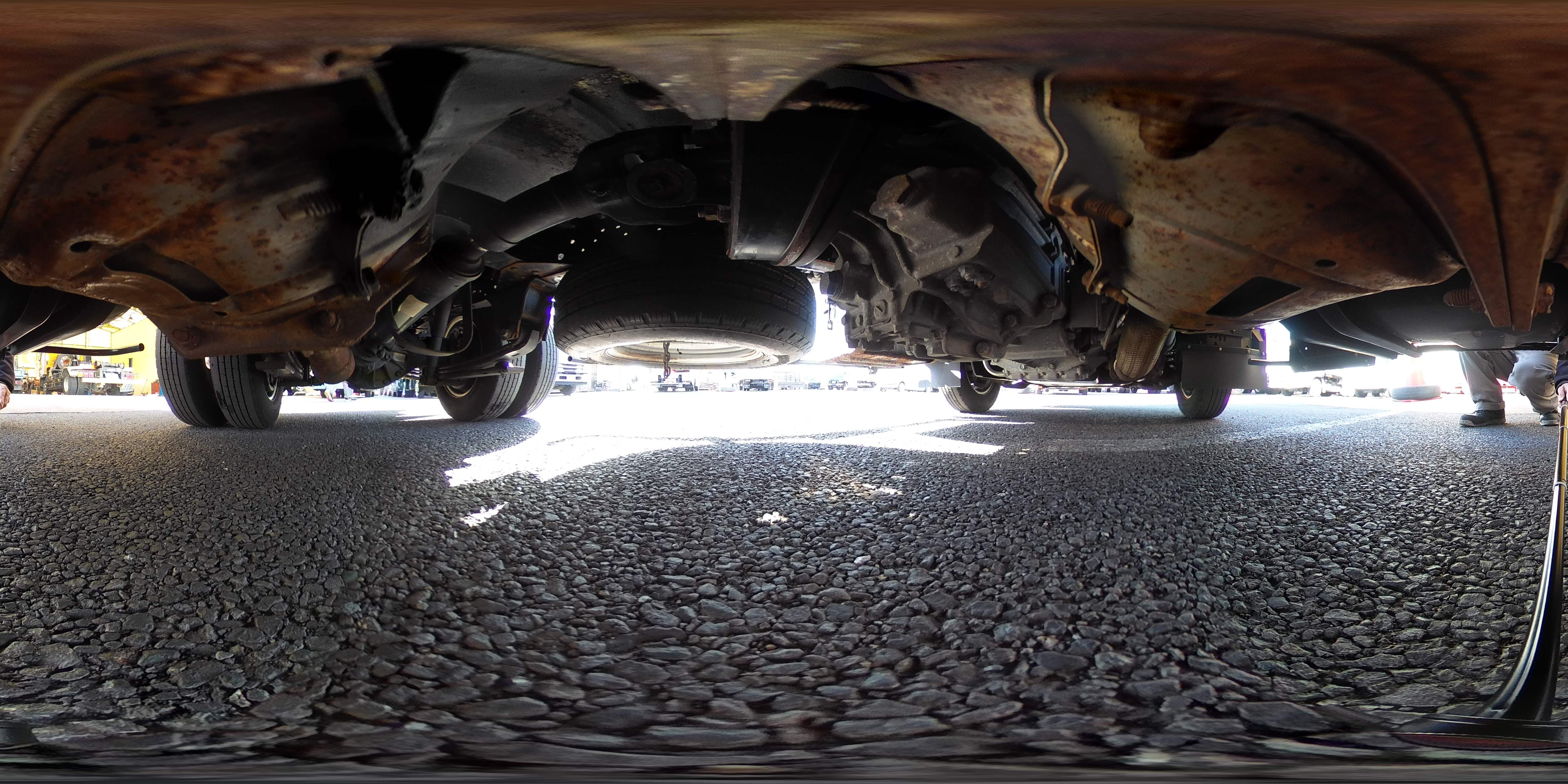 エルフ　１０尺　アルミバン　積載１８５０ｋｇ　跳ね上げ式　垂直パワーゲート　サイドドア　ラッシング２段　左電格ミラー　バックカメラ　社外ナビ　ＥＴＣ　フォグランプ　全低床　ＡＴ車！準中型（５トン限定）免許対応！0