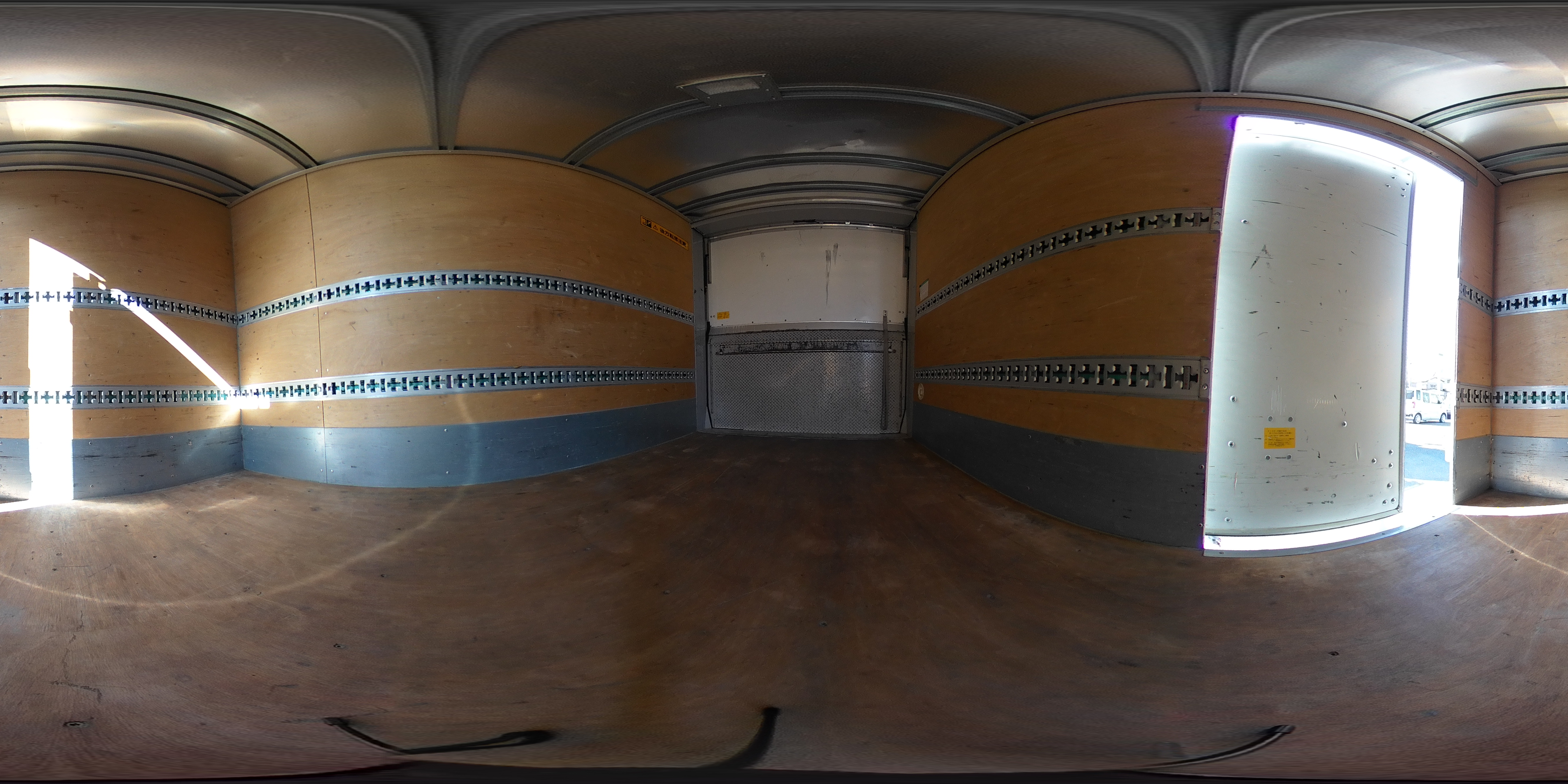 エルフ　１０尺　アルミバン　積載１８５０ｋｇ　跳ね上げ式　垂直パワーゲート　サイドドア　ラッシング２段　左電格ミラー　バックカメラ　社外ナビ　ＥＴＣ　フォグランプ　全低床　ＡＴ車！準中型（５トン限定）免許対応！2