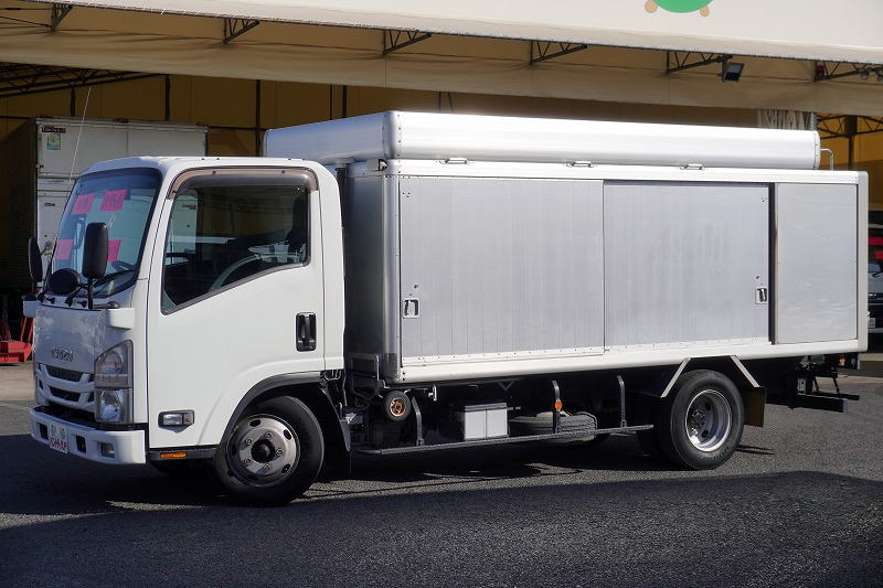 エルフ　「標準幅　ロング」　ボトルカー　積載２９５０ｋｇ　須河車体製　箱上キャリア付き　ラダー　床下台車入れ　バックカメラ　ＥＴＣ　左電格ミラー　フォグランプ　ＡＴ車！フロント画像