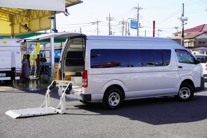 ハイエース　ワイド　スーパーロング　ＤＸ　４ドア　「ハイルーフ　４ＷＤ」　ガソリン車　３人乗り　トヨタ車体製パワーゲート　ラッシング１段　ＬＥＤ荷室灯　荷室加工有り　小窓　ＥＴＣ　ＡＴ車！　車検「Ｒ８年６月まで！」