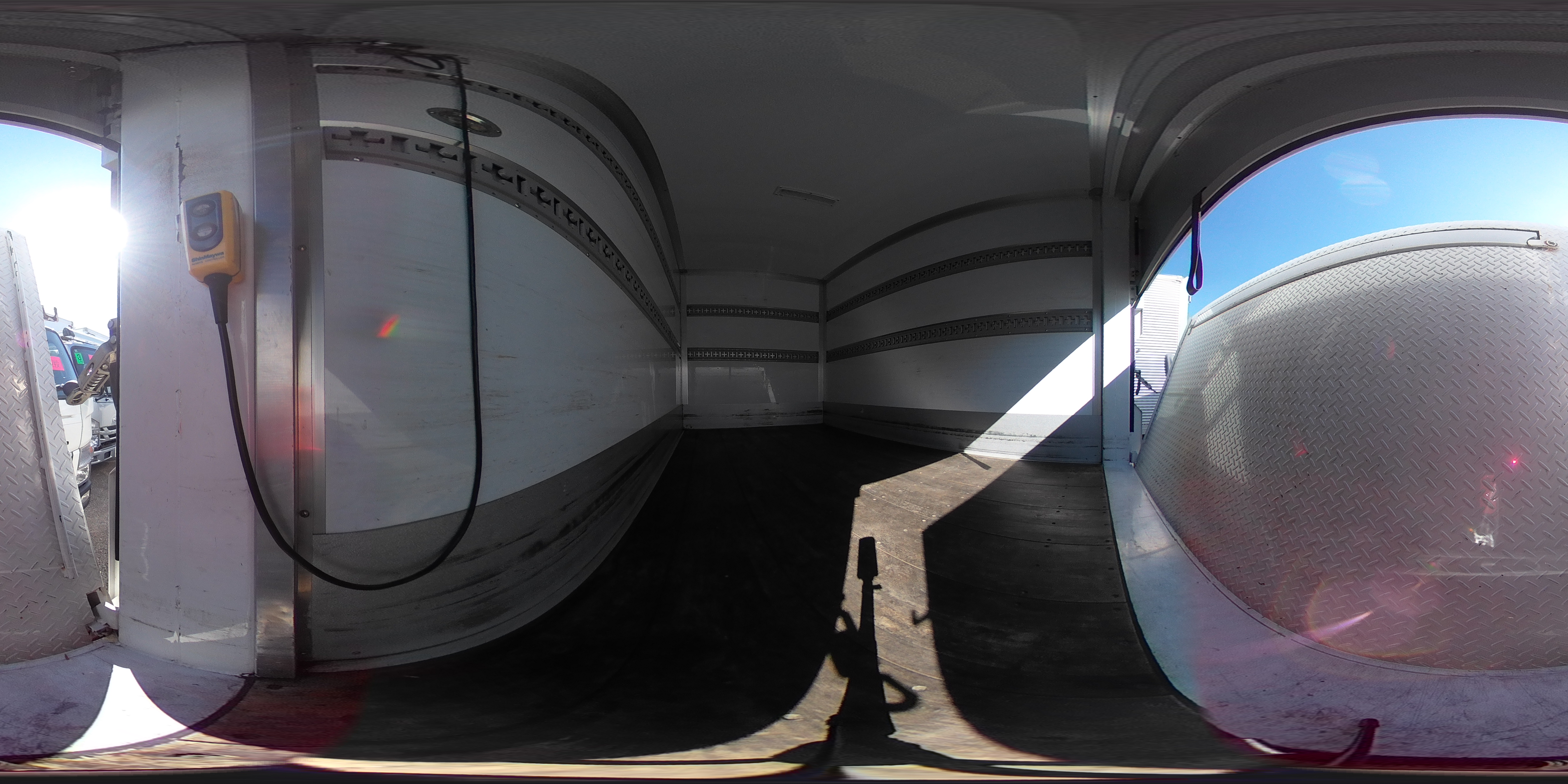 エルフ　１０尺　パネルバン　積載１２５０ｋｇ　跳ね上げ式　垂直パワーゲート　ラッシング２段　キーレス　ＡＴ車！準中型（５トン限定）免許対応！　車検「Ｒ８年６月まで！」2