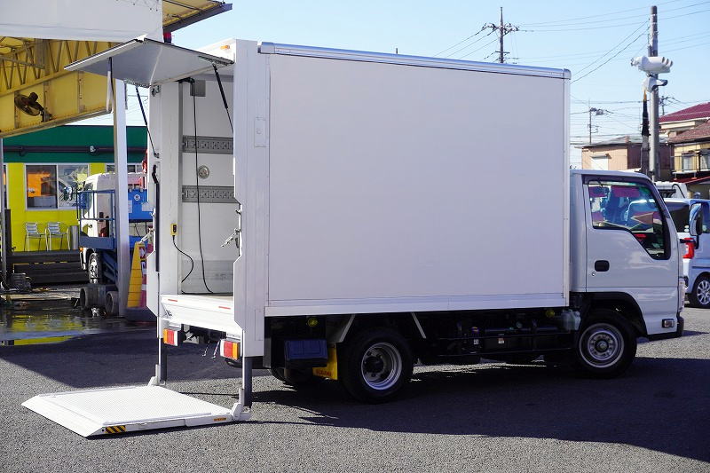 エルフ　１０尺　パネルバン　積載１５５０ｋｇ　跳ね上げ式　垂直パワーゲート　ラッシング２段　キーレス　ＡＴ車！低走行！準中型（５トン限定）免許対応！　車検「Ｒ８年７月まで！」フロント画像
