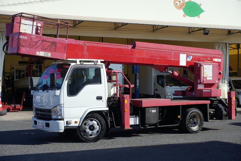 エルフ　高所作業車　アイチ製（ＳＫ２２Ａ）　最大地上高２２．１ｍ　鉄製バケット　バケット積載荷重２００ｋｇ　アワーメーター：３４８５ｈ　ジョイスティックタイプ　ブーム自動格納　ＥＴＣ　坂道発進補助　左電格ミラー　６速ＭＴ！フロント画像