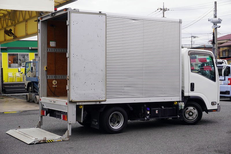 エルフ　１０尺　アルミバン　積載１９００ｋｇ　リア観音扉　垂直パワーゲート　サイドドア　ラッシング２段　左電格ミラー　バックカメラ　ＥＴＣ２．０　フォグランプ　メッキフロントバンパー　全低床　ＡＴ車！準中型（５トン限定）免許対応！