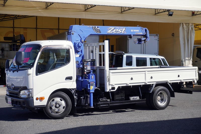 デュトロ　「標準幅　ロング」　３段クレーン　タダノ製　積載２０００ｋｇ　ラジコン　フックイン　２．６３ｔ吊　ロープ穴３対　ＥＴＣ　ＡＴ車！フロント画像