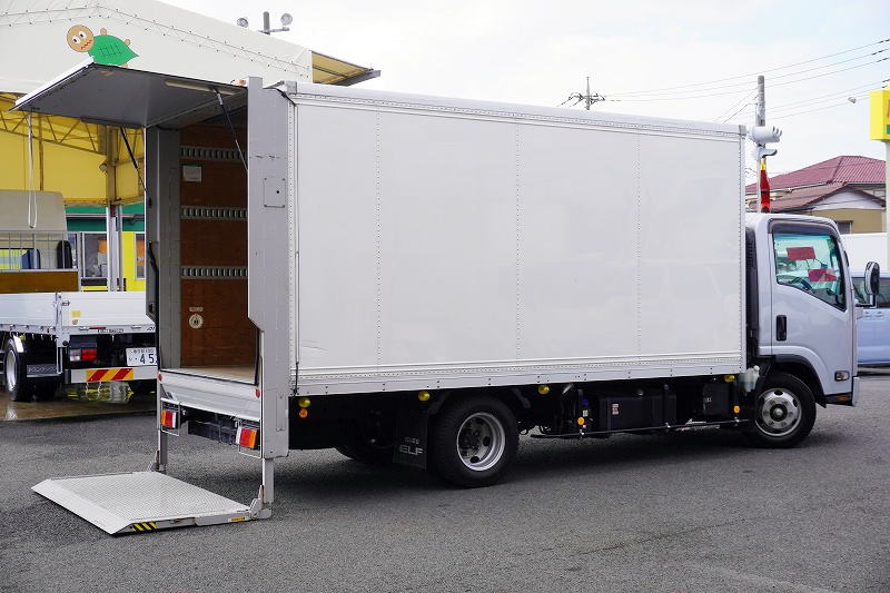 エルフ　「ワイドロング」　パネルバン　積載２０００ｋｇ　跳ね上げ式　垂直パワーゲート　サイドドア　ラッシング３段　床フック　バックカメラ　ＥＴＣ　左電格ミラー　坂道発進補助　フォグランプ　日本フルハーフ製　ＡＴ車！フロント画像