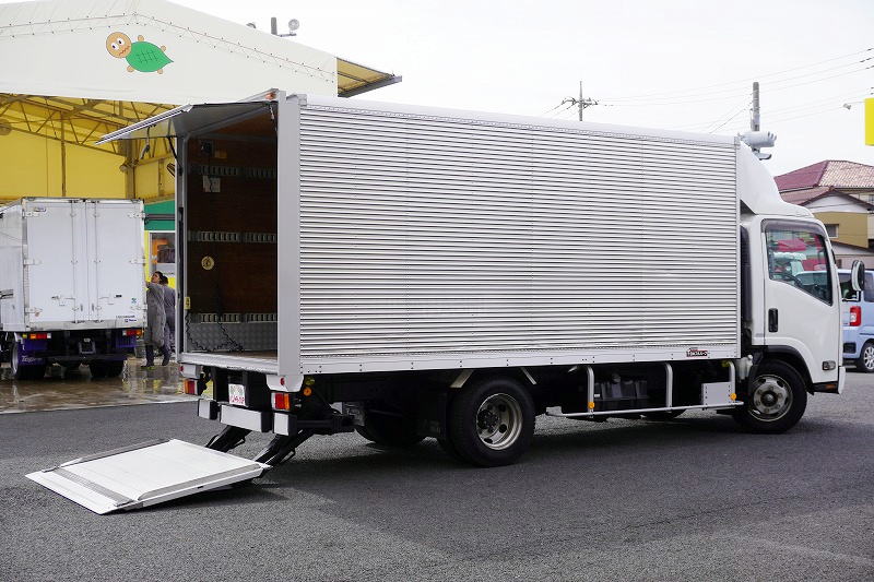 エルフ　「ワイドロング」　アルミバン　積載２９５０ｋｇ　跳ね上げ式　パワーゲート　サイドドア　ラッシング３段　左電格ミラー　バックカメラ　フォグランプ　ＡＴ車！　車検「Ｒ８年１１月まで！」フロント画像