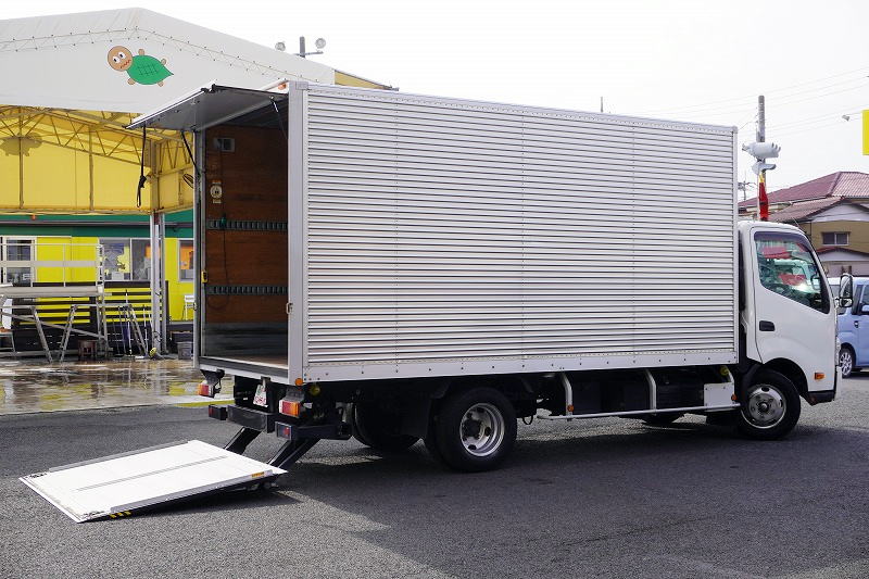 デュトロ　「ワイドロング」　アルミバン　積載２０００ｋｇ　跳ね上げ式　パワーゲート　サイドドア　ラッシング２段　バックカメラ　ＥＴＣ２．０　左電格ミラー　坂道発進補助　フォグランプ　トランテックス製　５速ＭＴ！　車検「Ｒ８年１２月まで！」フロント画像