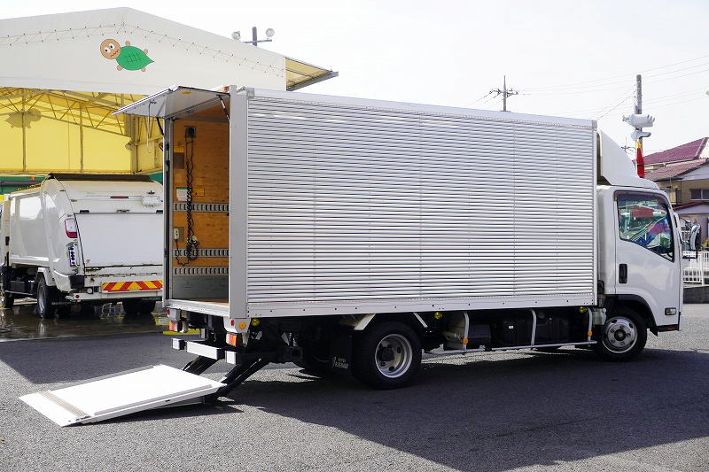 エルフ　「標準幅　ロング」　アルミバン　積載２０００ｋｇ　跳ね上げ式パワーゲート　ラッシング３段　導風板　両側電格ミラー　バックカメラ　ＥＴＣ　社外ナビ　フォグランプ　日本フルハーフ製　ＡＴ車！フロント画像