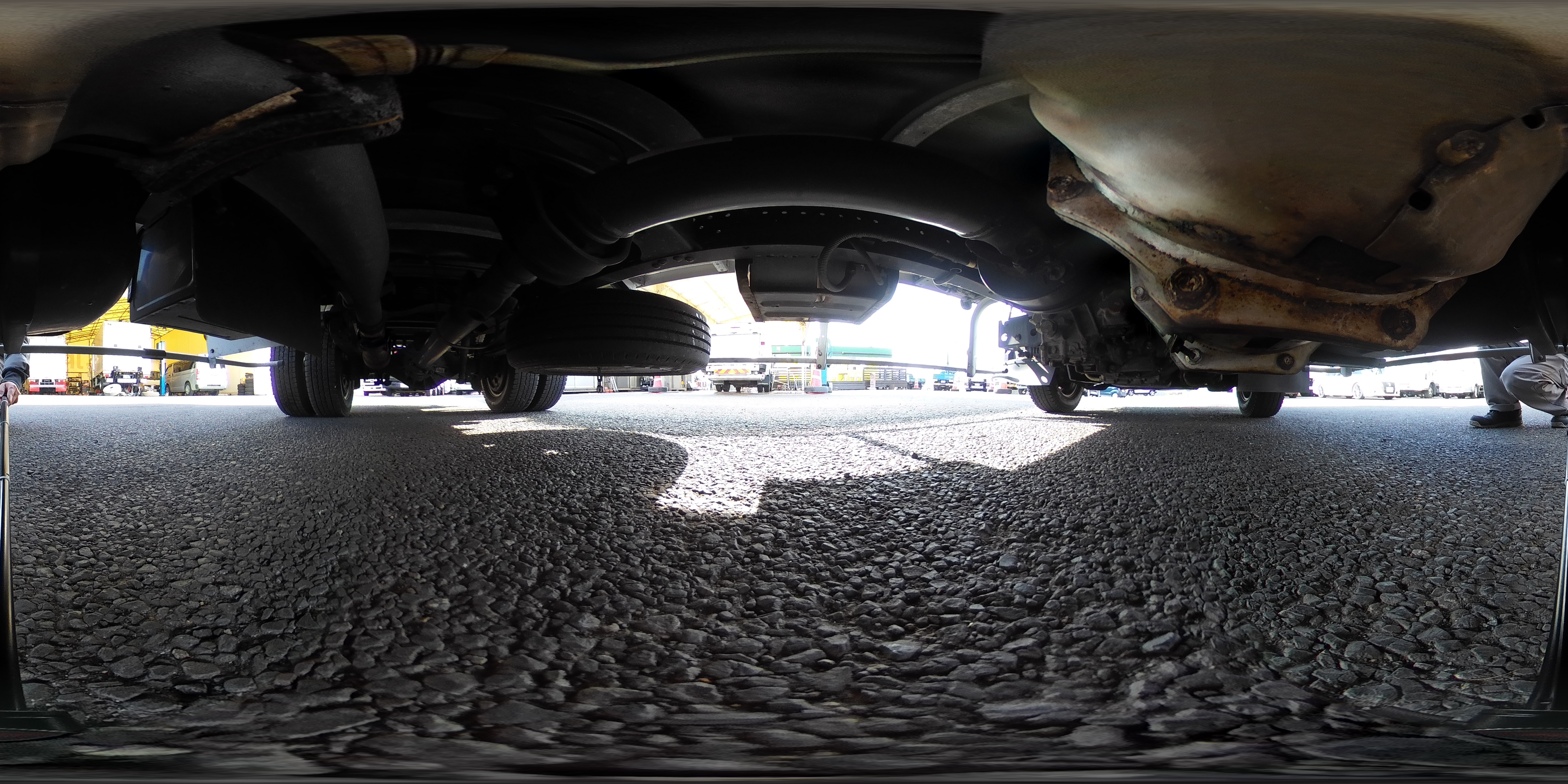 エルフ　「標準幅　ロング」　アルミバン　積載２０００ｋｇ　跳ね上げ式パワーゲート　ラッシング３段　導風板　両側電格ミラー　バックカメラ　ＥＴＣ　社外ナビ　フォグランプ　日本フルハーフ製　ＡＴ車！1