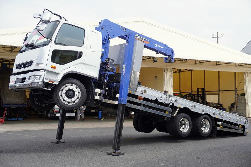 ファイター　大型　３軸　２デフ　リーフサス　「ベッド付き」　４段セルフクレーン　積載９５００ｋｇ　６．４ｍ長　タダノ製　ラジコン　フックイン　２．９３ｔ吊　ウインチ　造りボディー　鳥居埋め込み式工具入れ　アルミブロック　五方開　ロープ穴５対　床フック５対　スタンション穴　アユミ板掛け＆アユミ板付き　アルミホイール　メッキパーツ　ＥＴＣ２．０　回送仕様　６速ＭＴ！　車検「Ｒ９年２月まで！」フロント画像