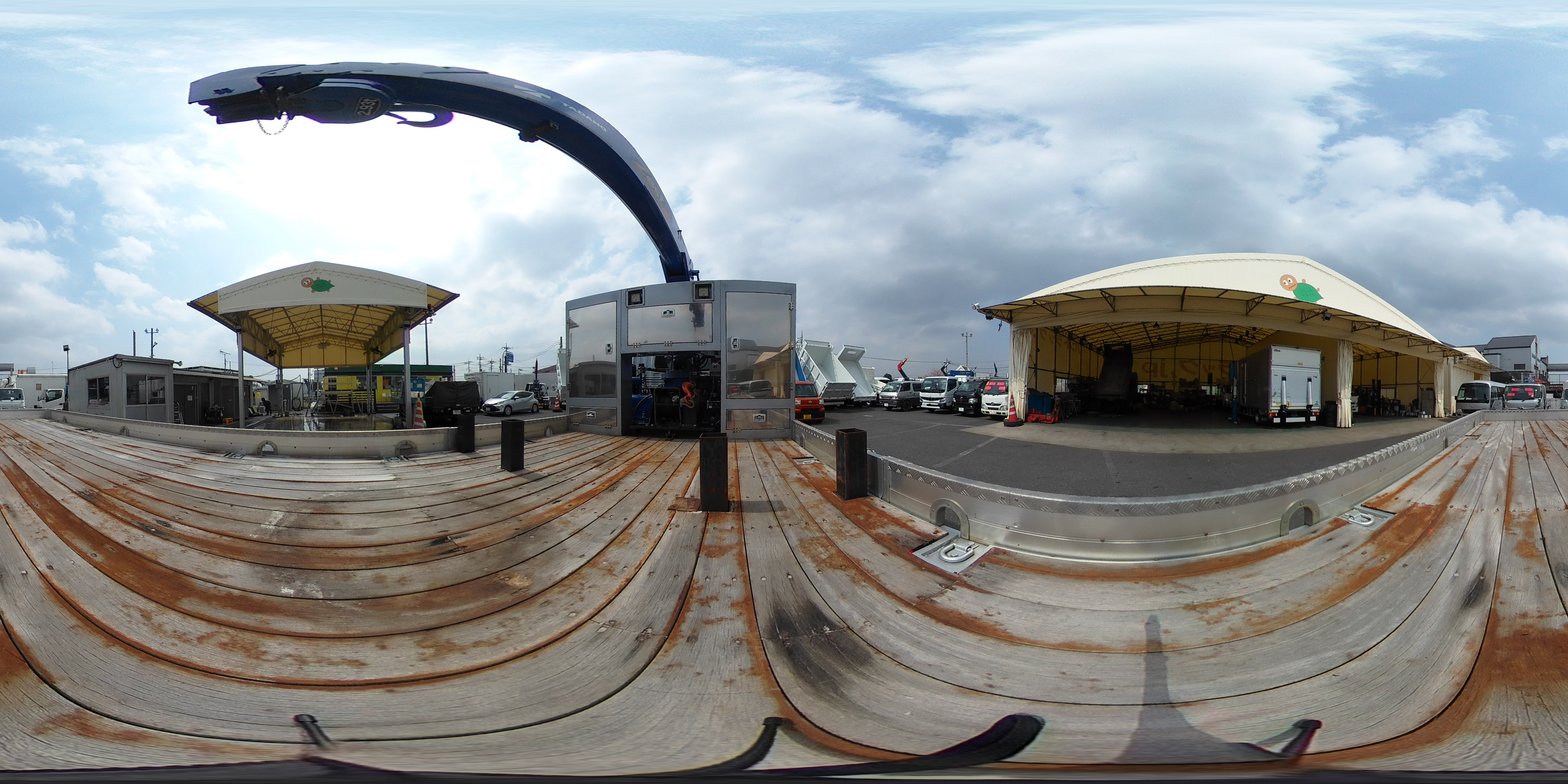 ファイター　大型　３軸　２デフ　リーフサス　「ベッド付き」　４段セルフクレーン　積載９５００ｋｇ　６．４ｍ長　タダノ製　ラジコン　フックイン　２．９３ｔ吊　ウインチ　造りボディー　鳥居埋め込み式工具入れ　アルミブロック　五方開　ロープ穴５対　床フック５対　スタンション穴　アユミ板掛け＆アユミ板付き　アルミホイール　メッキパーツ　ＥＴＣ２．０　回送仕様　６速ＭＴ！　車検「Ｒ９年２月まで！」2