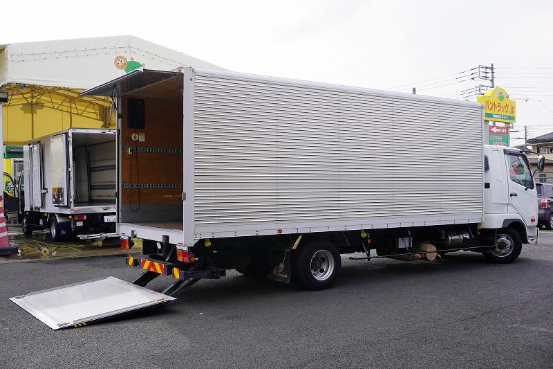 ファイター　４トン　「ワイド　ベッド付き」　アルミバン　積載２８５０ｋｇ　リーフサス　６．２ｍ長　跳ね上げ式　パワーゲート　ラッシング２段　坂道発進補助　バックカメラ　ＥＴＣ　パブコ製　６速ＭＴ！フロント画像