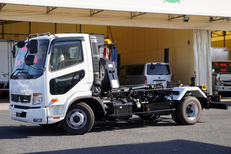 （未使用）　ファイター　４トン　「ベッドレス」　フックロール　極東製　積載３４５０ｋｇ　ツインシリンダー　キャブバックステップ　網工具入れ　ラジコン　オートエアコン　バックカメラ　坂道発進補助　衝突軽減ブレーキ　車線逸脱警報　６速ＭＴ！　車検「Ｒ９年３月まで！」フロント画像