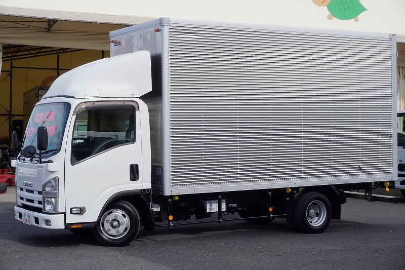 エルフ　「標準幅　ロング」　アルミバン　積載２０００ｋｇ　高箱　内高約２．４ｍ　導風板　ＥＴＣ　フォグランプ　左電格ミラー　坂道発進補助　９０度ストッパー　フルフラットロー　日本フルハーフ製　５速ＭＴ！フロント画像