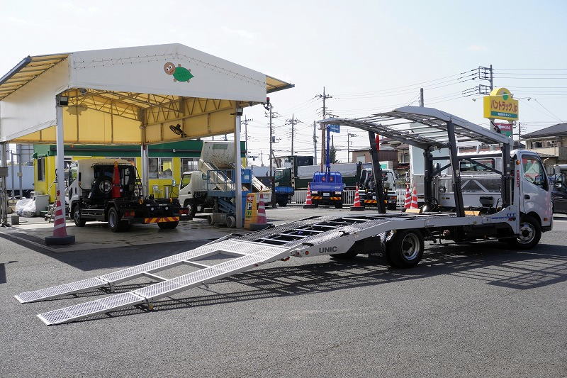 デュトロ　「ワイド超ロング」　キャリアカー　２台積　古河ユニック製　積載３４５０ｋｇ　ウインチ　ラジコン　油圧リアゲート　バックカメラ　ＥＴＣ　社外ナビ　左電格ミラー　坂道発進補助　電動パーキングブレーキ　フォグランプ　６速ＭＴ！　車検「Ｒ８年６月まで！」　AK