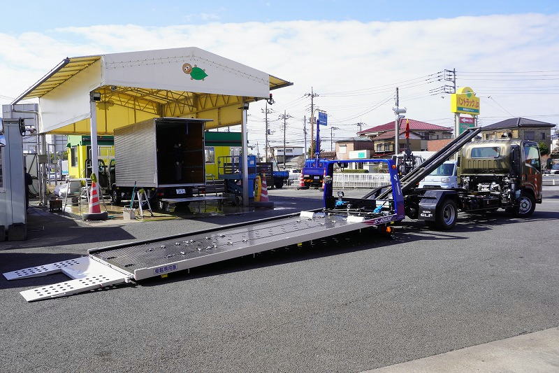（未使用）　エルフ　「カスタム　ワイド超ロング」　フルフラットセーフティローダー　車載専用　タダノ製エスライドEX　積載２８５０ｋｇ　一方開　ウインチ　ラジコン　油圧リアゲート　床フック５対　固縛フック　ＬＥＤヘッドライト＆フォグランプ　スマートキー　左右電格ミラー　バックカメラ　ＥＴＣ２．０　オートエアコン　衝突軽減ブレーキ　車線逸脱警報　１７５馬力！６速ＭＴ！　車検「Ｒ８年６月まで！」フロント画像