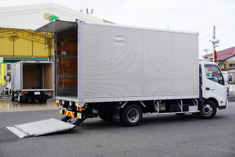 デュトロ　「ワイドロング」　アルミバン　積載２９５０ｋｇ　サイドドア　跳ね上げ式　パワーゲート　ラッシング２段　荷台シマ板張り　バックカメラ　ＥＴＣ　左電格ミラー　坂道発進補助　日本フルハーフ製　６速ＭＴ！　車検「Ｒ８年６月まで！」フロント画像