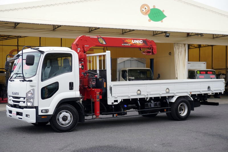 フォワード　４トン　「標準幅　ベッドレス」　４段クレーン　積載２５００ｋｇ　古河ユニック製　５．４ｍ長　ラジコン　フックイン　２．９３ｔ吊　セイコーラック　ロープ穴３対　床フック４対　ＥＴＣ　坂道発進補助　衝突軽減ブレーキ　車線逸脱警報　６速ＭＴ！フロント画像