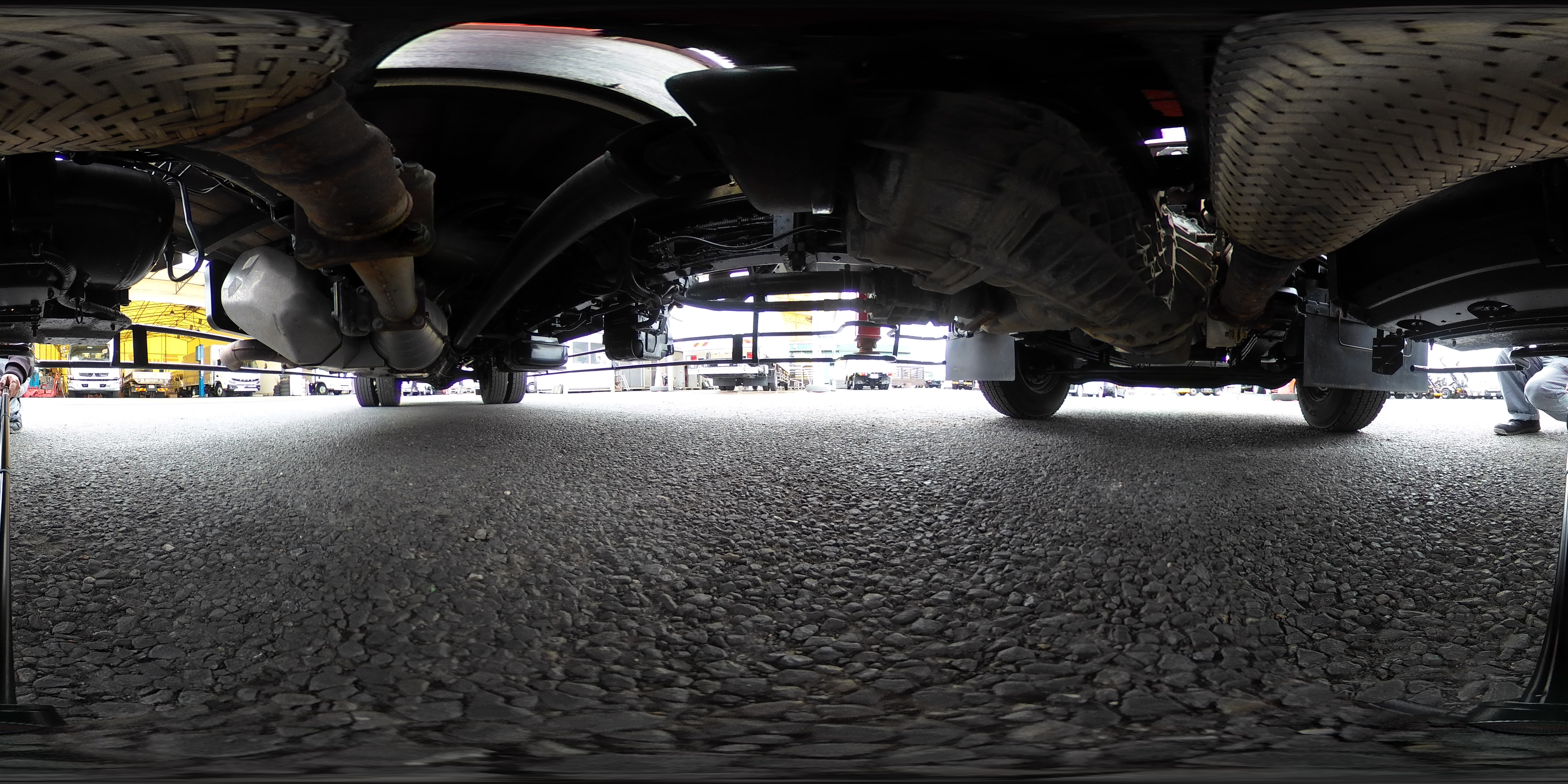 フォワード　４トン　「標準幅　ベッドレス」　４段クレーン　積載２５００ｋｇ　古河ユニック製　５．４ｍ長　ラジコン　フックイン　２．９３ｔ吊　セイコーラック　ロープ穴３対　床フック４対　ＥＴＣ　坂道発進補助　衝突軽減ブレーキ　車線逸脱警報　６速ＭＴ！1