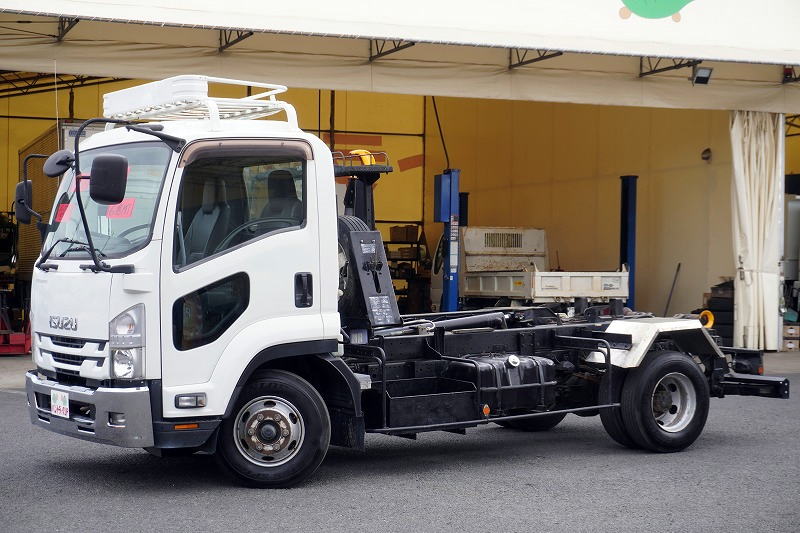 フォワード　４トン　「ベッドレス」　フックロール　極東製　積載３８００ｋｇ　ツインシリンダー　キャブバックステップ　網工具入れ　ルーフキャリア　フォグランプ　坂道発進補助　バックカメラ　ＥＴＣ　オートエアコン　６速ＭＴ！フロント画像