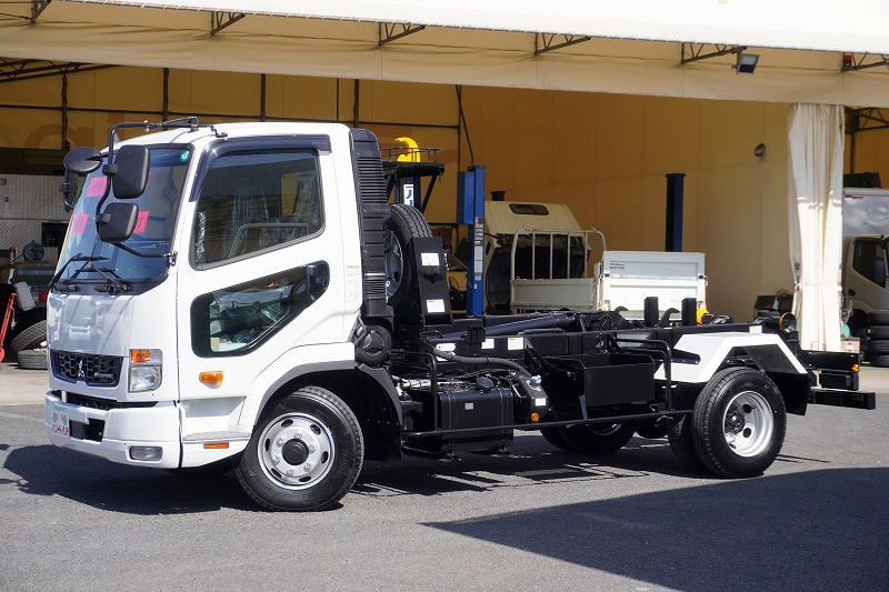 （未使用）　ファイター　４トン　「ベッドレス」　アームロール　新明和製　積載３５００ｋｇ　ツインシリンダー　キャブバックステップ　網工具入れ　坂道発進補助　バックカメラ　オートエアコン　衝突軽減ブレーキ　車線逸脱警報　６速ＭＴ！　車検「Ｒ８年１０月まで！」フロント画像