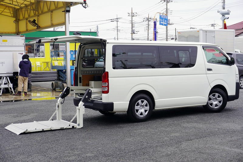 ハイエース　ロング　ＤＸ　４ドア　ガソリン車　３人乗り　トヨタ車体製パワーゲート　荷室加工有り　荷台板張り　ラッシング１段　小窓　バックカメラ　社外ナビ　ＥＴＣ　キーレス　低走行！ＡＴ車！