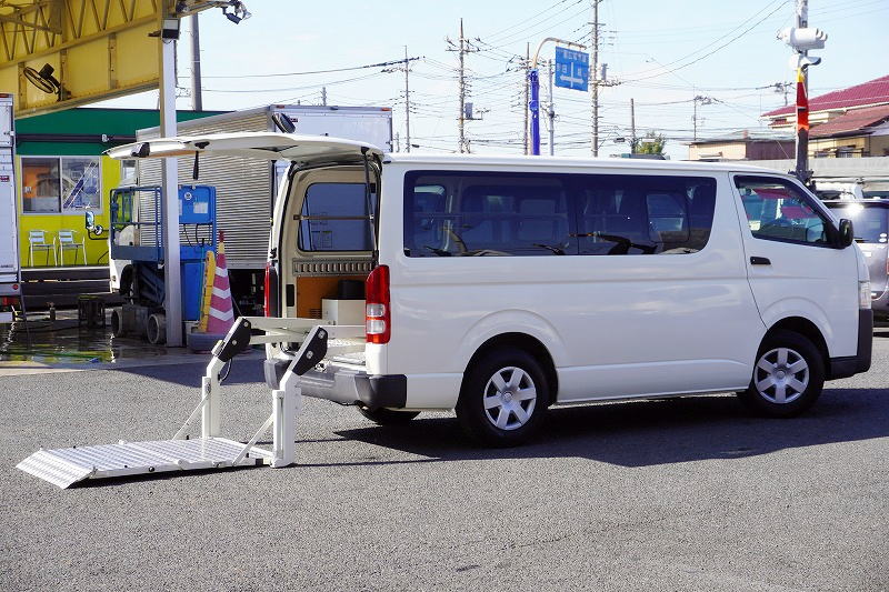 ハイエース　ロング　ＤＸ　４ドア　ガソリン車　３人乗り　トヨタ車体製パワーゲート　荷室加工有り　荷台板張り　ラッシング１段　小窓　社外ナビ　キーレス　低走行！ＡＴ車！フロント画像