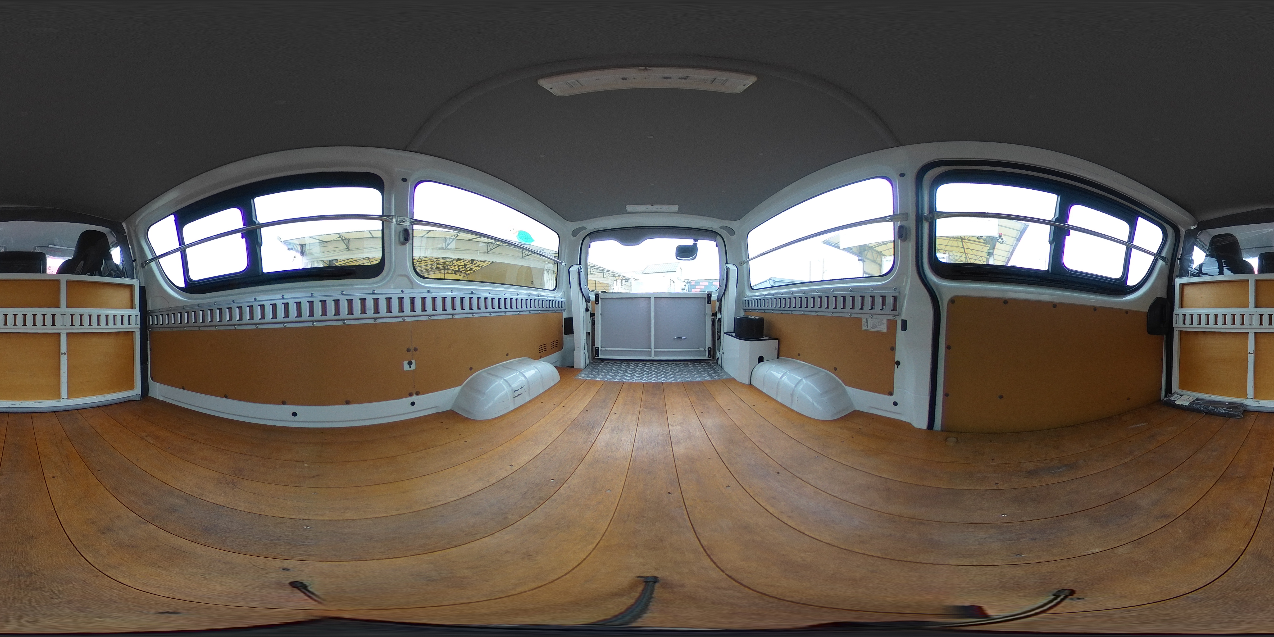 ハイエース　ロング　ＤＸ　４ドア　ガソリン車　３人乗り　トヨタ車体製パワーゲート　荷室加工有り　荷台板張り　ラッシング１段　小窓　バックカメラ　社外ナビ　キーレス　低走行！ＡＴ車！2