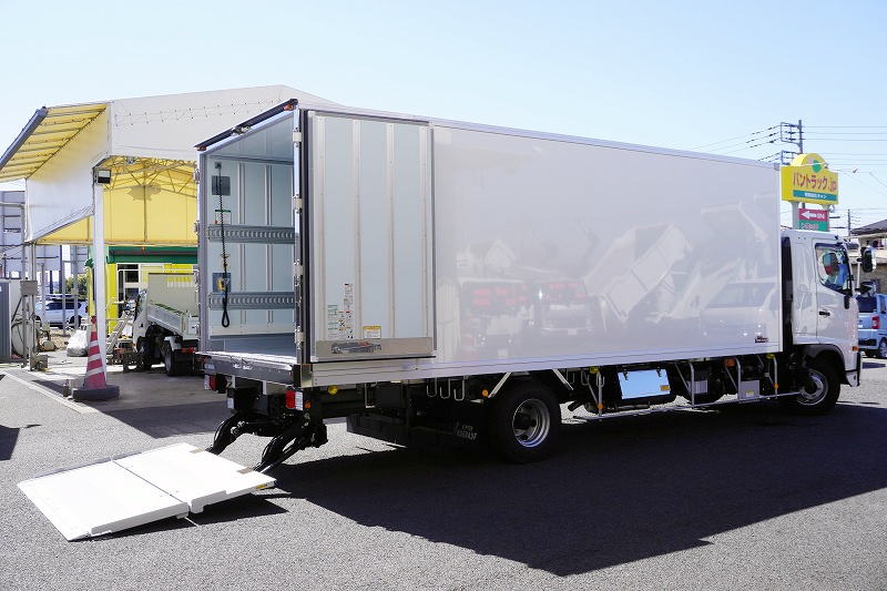 (未使用) レンジャー 4トン 「ワイド ベッド付き」 冷蔵冷凍車 積載2300kg リアエアサス 6.1m長 格納パワーゲート ラジコン サイドドア -30度設定 キーストン ラッシング2段 バックカメラ ETC2.0 菱重製 オートエアコン メッキパーツ 6速MT! 車検「R9年5月まで!」フロント画像