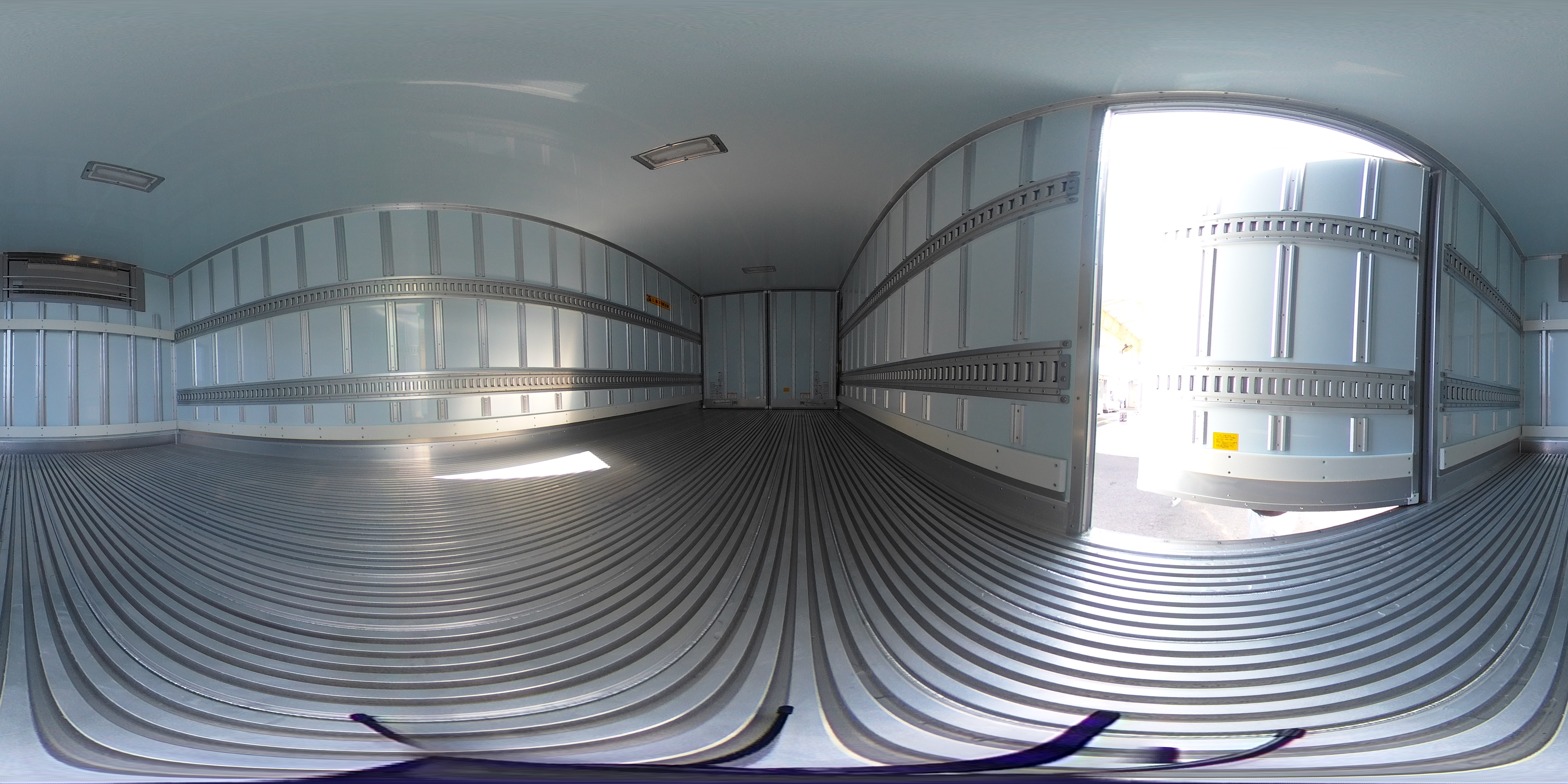 （未使用）　レンジャー　４トン　「ワイド　ベッド付き」　冷蔵冷凍車　積載２３００ｋｇ　リアエアサス　６．１ｍ長　格納パワーゲート　ラジコン　サイドドア　－３０度設定　キーストン　ラッシング２段　バックカメラ　ＥＴＣ２．０　菱重製　オートエアコン　メッキパーツ　６速ＭＴ！　車検「Ｒ９年５月まで！」2