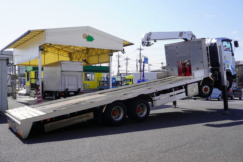 ギガ　大型　４軸　２デフ　リーフサス　「ベッド付き」　４段セルフクレーン　積載１１２００ｋｇ　古河ユニック製　ラジコン　フックイン　２．９３ｔ吊　ウインチ　造りボディー　リターダ　鳥居シマ板張り＆埋め込み式工具入れ＆ラダー付き　床フック　アユミ板掛け＆アユミ板付き　バックカメラ　ＥＴＣ　メッキパーツ　回送仕様　７速ＭＴ！総重量２５トン未満！　車検「Ｒ９年３月まで！」　AKフロント画像