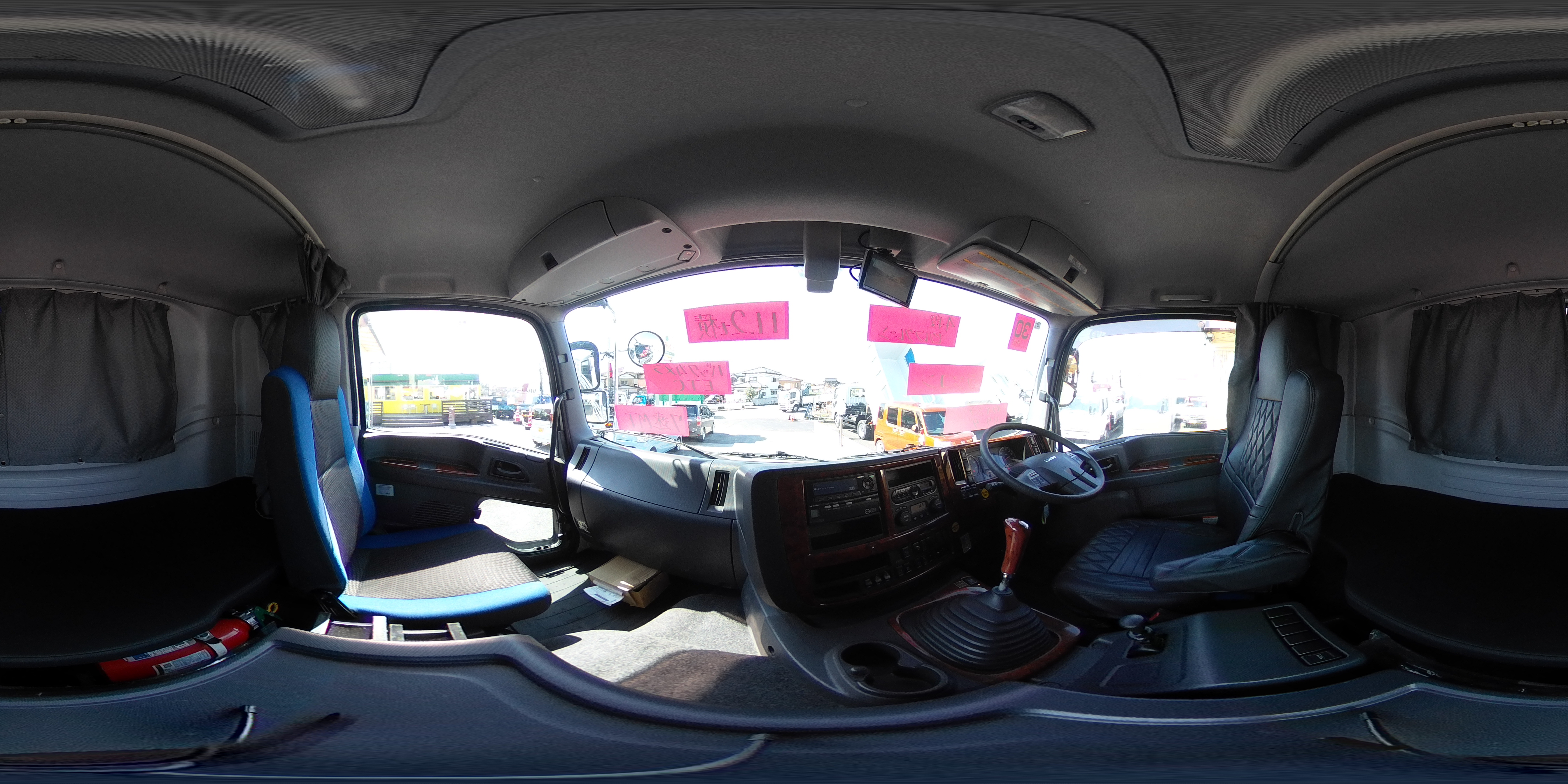 ギガ　大型　４軸　２デフ　リーフサス　「ベッド付き」　４段セルフクレーン　積載１１２００ｋｇ　古河ユニック製　ラジコン　フックイン　２．９３ｔ吊　ウインチ　造りボディー　リターダ　鳥居シマ板張り＆埋め込み式工具入れ＆ラダー付き　床フック　アユミ板掛け＆アユミ板付き　バックカメラ　ＥＴＣ　メッキパーツ　回送仕様　７速ＭＴ！総重量２５トン未満！　車検「Ｒ９年３月まで！」　AK0