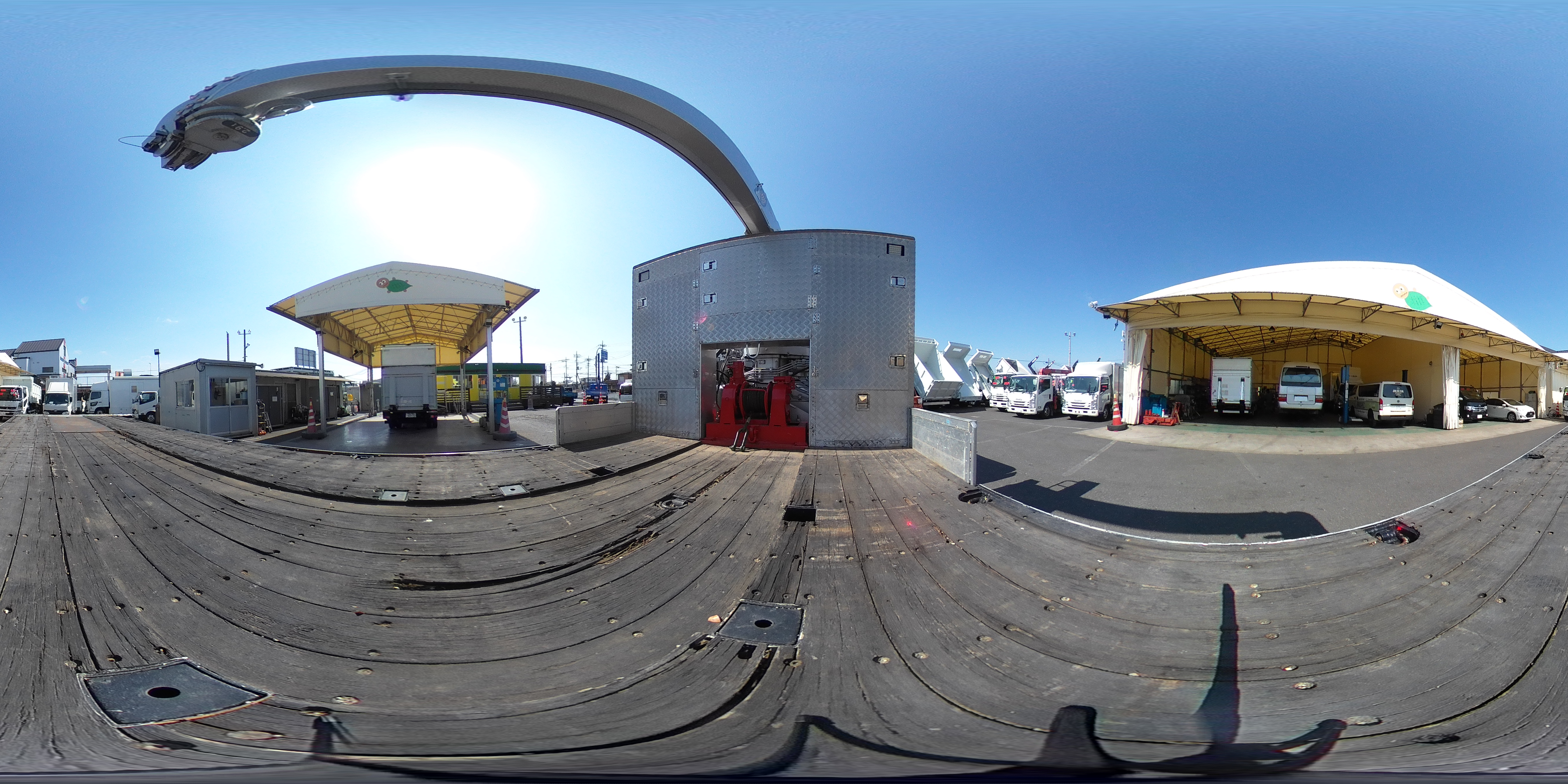 ギガ　大型　４軸　２デフ　リーフサス　「ベッド付き」　４段セルフクレーン　積載１１２００ｋｇ　古河ユニック製　ラジコン　フックイン　２．９３ｔ吊　ウインチ　造りボディー　リターダ　鳥居シマ板張り＆埋め込み式工具入れ＆ラダー付き　床フック　アユミ板掛け＆アユミ板付き　バックカメラ　ＥＴＣ　メッキパーツ　回送仕様　７速ＭＴ！総重量２５トン未満！　車検「Ｒ９年３月まで！」　AK2