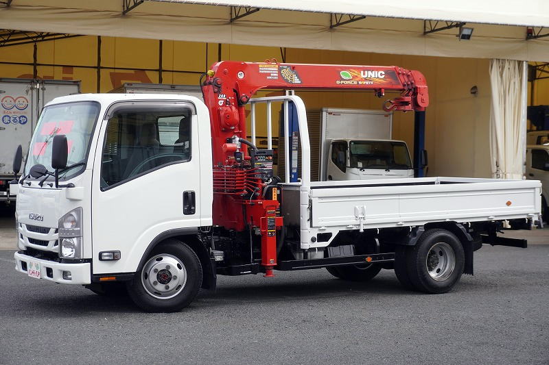 エルフ　「４ＷＤ　標準幅　ロング」　４段クレーン　積載２０００ｋｇ　古河ユニック製　ラジコン　フックイン　２．６３ｔ吊　セイコーラック　左電格ミラー　坂道発進補助　フォグランプ　５速ＭＴ！　車検「Ｒ８年５月まで！」フロント画像