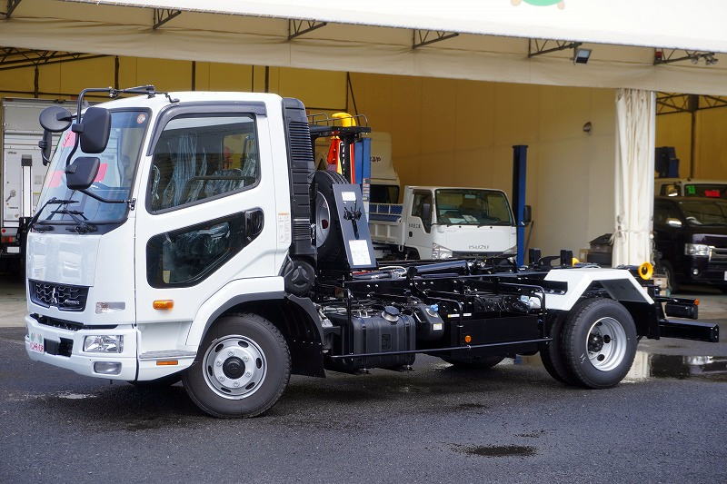 （未使用）　ファイター　４トン　「ベッドレス」　フックロール　極東製　積載３４５０ｋｇ　ツインシリンダー　キャブバックステップ　網工具入れ　ラジコン　オートエアコン　バックカメラ　坂道発進補助　衝突軽減ブレーキ　車線逸脱警報　６速ＭＴ！　車検「Ｒ９年９月まで！」