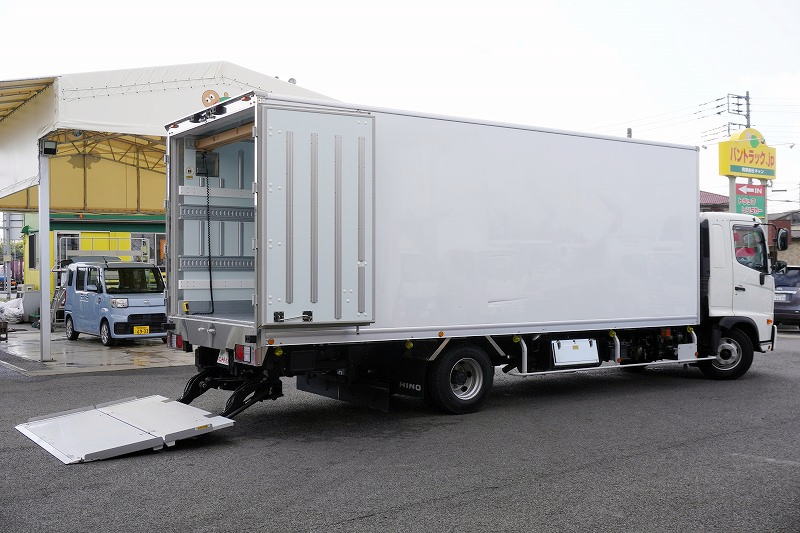 レンジャー　４トン　「ワイド　ベッド付き」　冷蔵冷凍車　積載２３００ｋｇ　リアエアサス　６．２ｍ長　格納パワーゲート　観音式サイドドア　－３０度設定　キーストン　ラッシング２段　バックカメラ　菱重製　オートエアコン　低走行！２４０馬力！６速ＭＴ！　車検「Ｒ８年１０月まで！」AKフロント画像