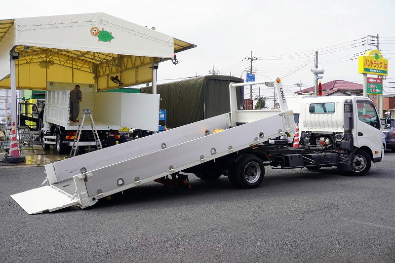 デュトロ　「ワイド超ロング」　セーフティーローダー　一般用　古河ユニック製　積載３０００ｋｇ　アルミブロック　ウインチ　ラジコン　ロープ穴３対　床フック　ＥＴＣ　電動パーキングブレーキ　フォグランプ　左電格ミラー　坂道発進補助　６速ＭＴ！フロント画像